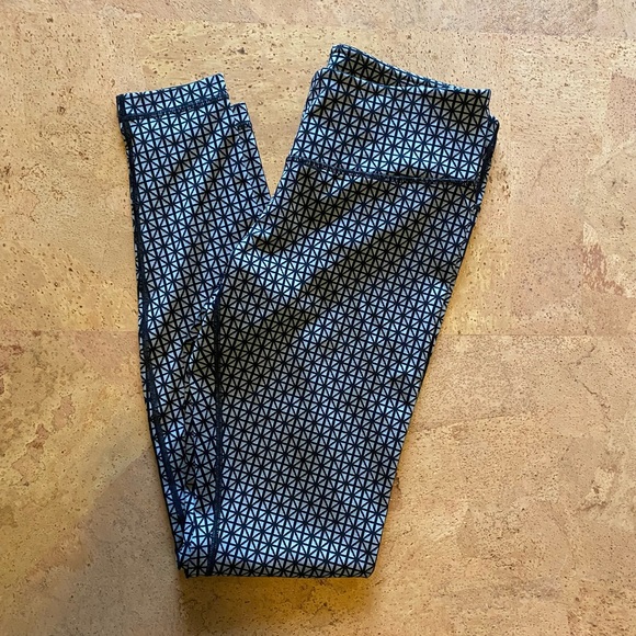 Lululemon Wunder Under Pant *Full-On Luon
Tri Geo Silver Spoon Black - size 6 - Picture 5 of 7